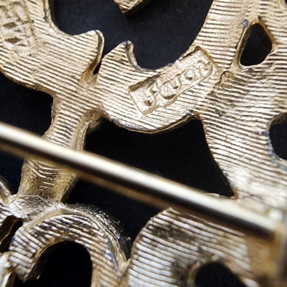 Vintage Avon Gold Tone Scroll Brooch Pendant - Picture 5 of 8